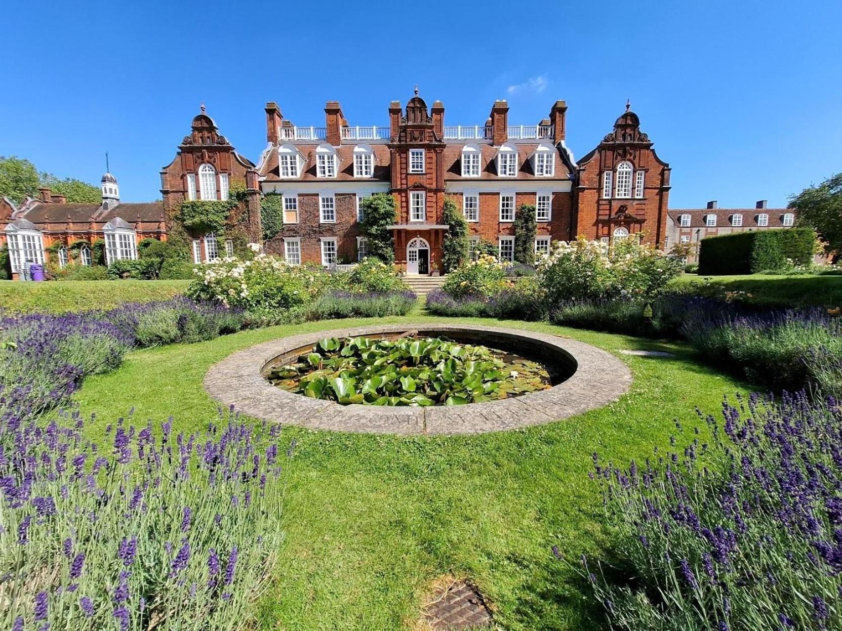 Newnham College - University Of Cambridge 外观 照片